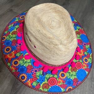 Straw summer hat with a twist of colorful floral